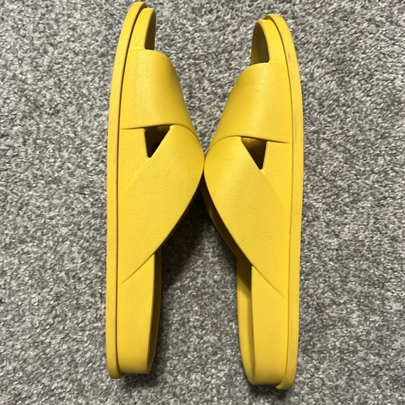 Yellow Lucky Brand slides - Picture 4 of 7